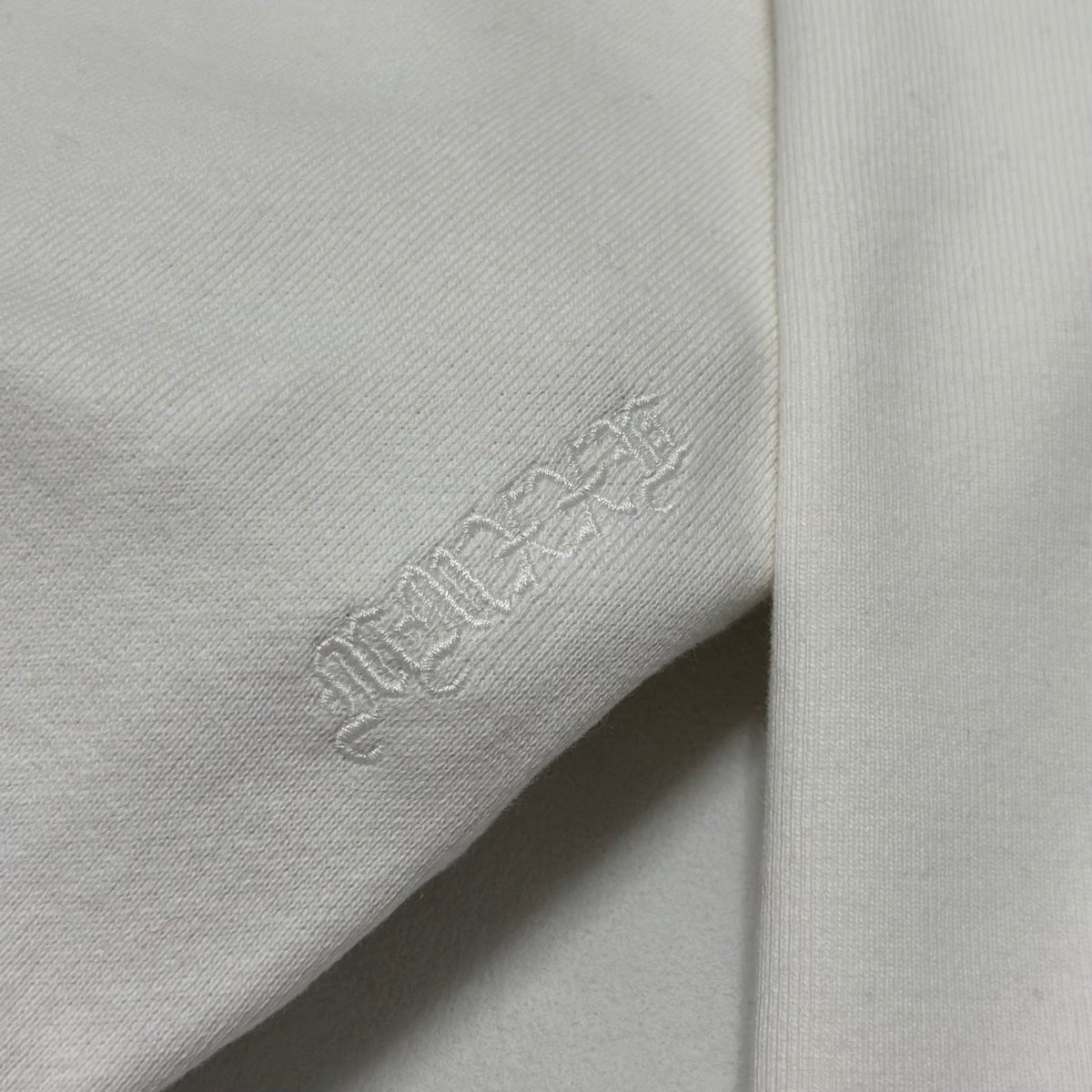 blanc detail manche 2