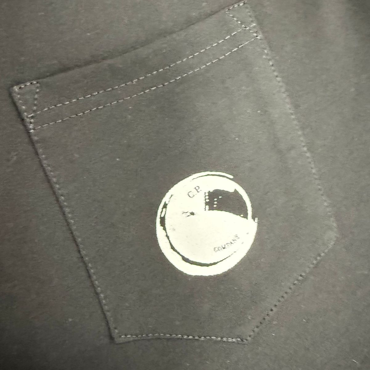T-shirt C.P. Company Noir Blanc — détail Lens poche