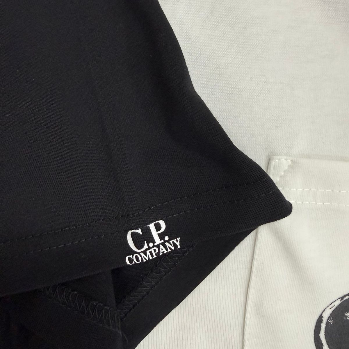 T-shirt C.P. Company Noir Blanc — détail logo brodé
