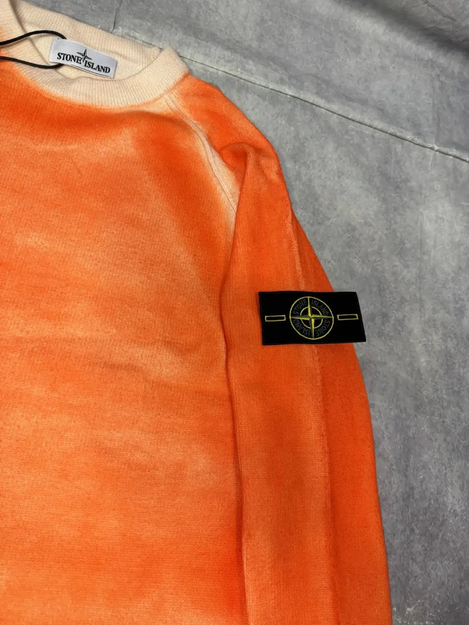 Pull Stone Island Orange Fade — vue 3 compass badge