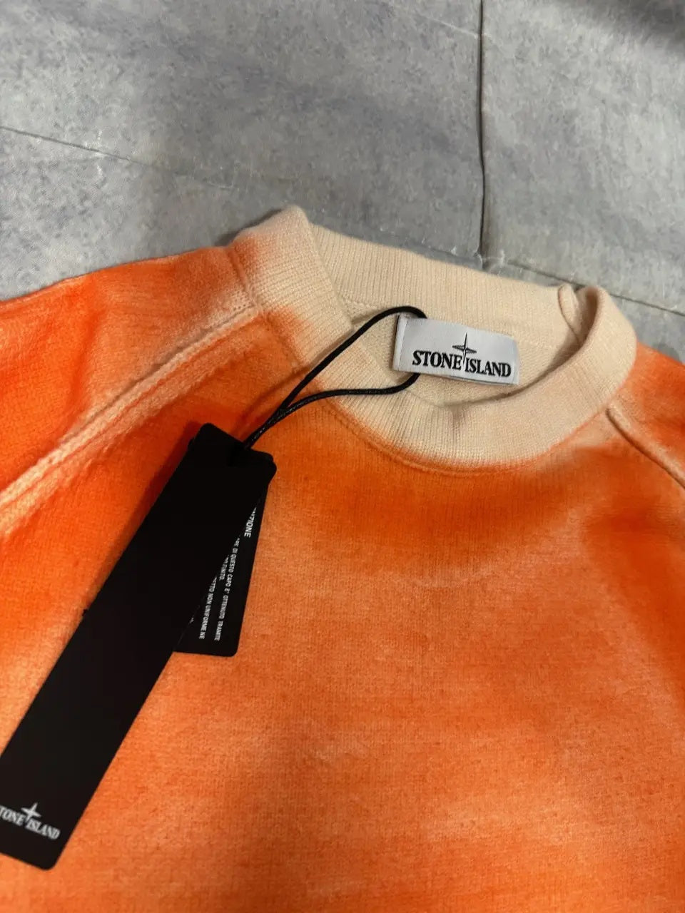 Pull Stone Island Orange Fade — vue 2 col étiquette