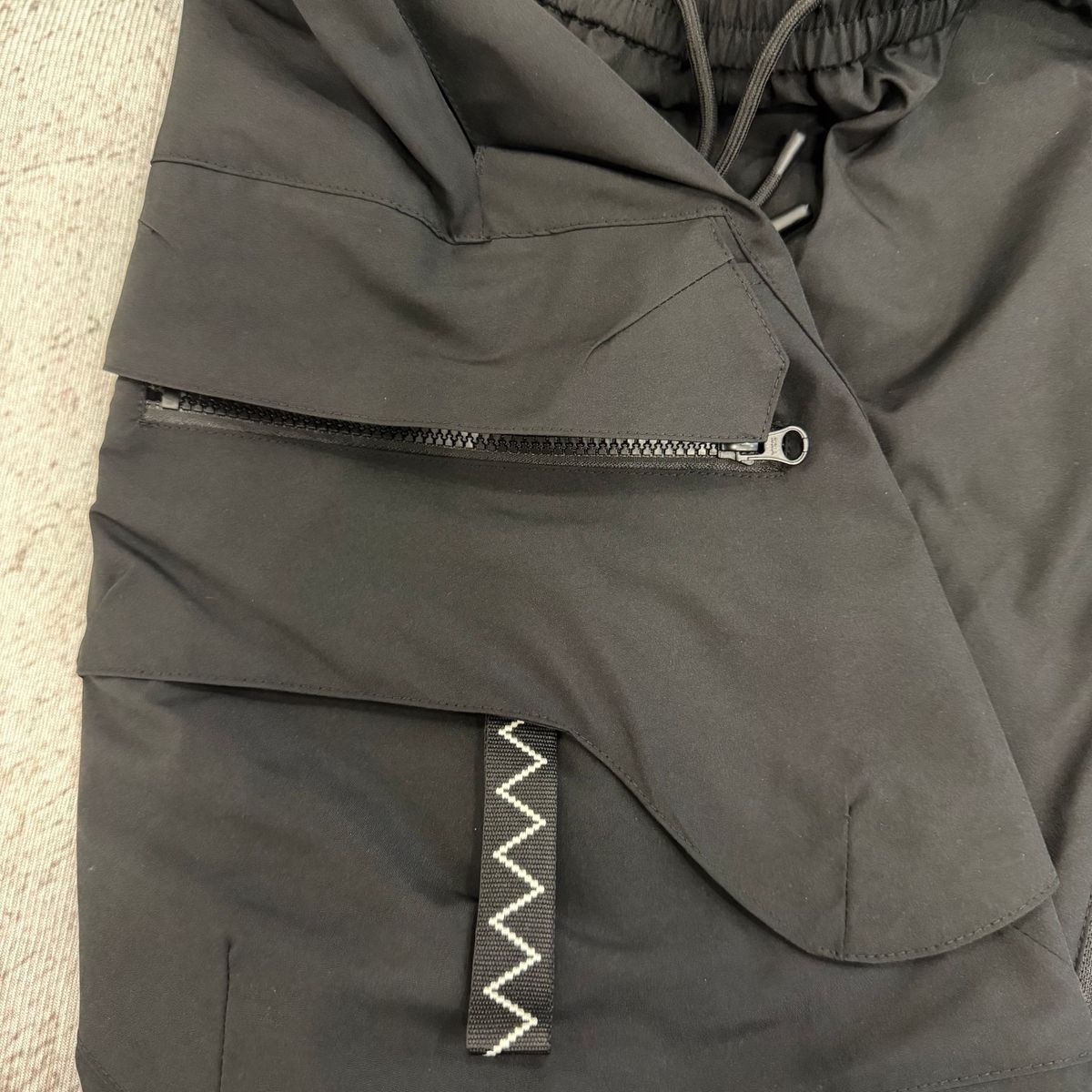 Short Stone Island Bleu Marine Noir — détail zipper
